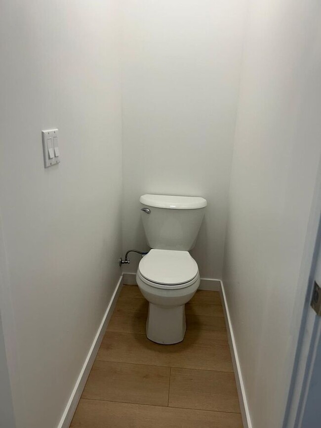 Building Photo - Stunning 3 Bedroom 2 Bathroom House for Re...