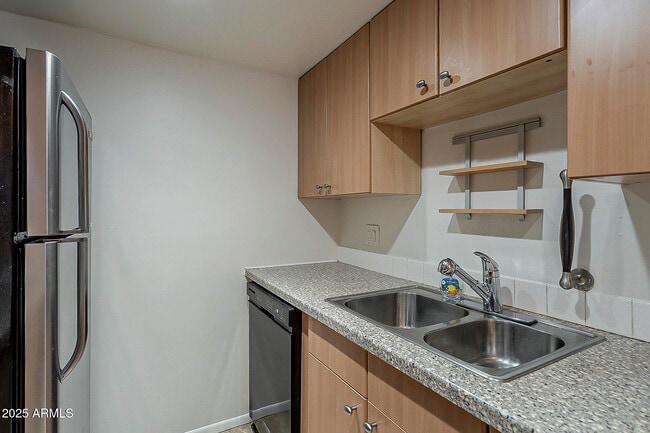 Building Photo - 1023 N 84th Pl