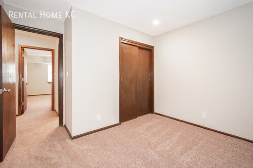 Building Photo - Roomy duplex w/ Finished Lower Level + Fen...