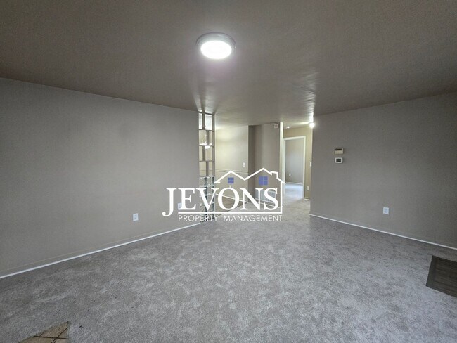 Building Photo - Charming home with a fully equipped kitche...