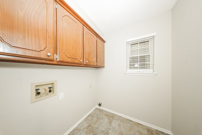 Building Photo - 5421 Sudbury Ln
