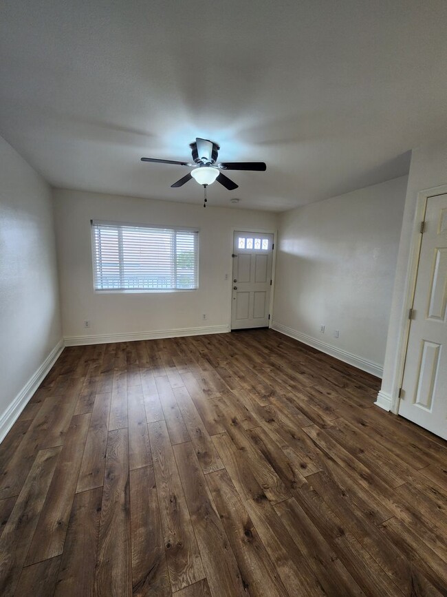 Building Photo - Clean Upstairs Unit In Convenient Location...