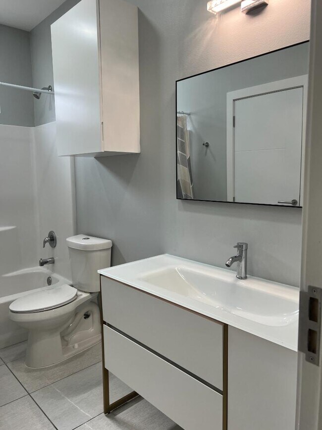 Building Photo - 2022 Summerland Ln