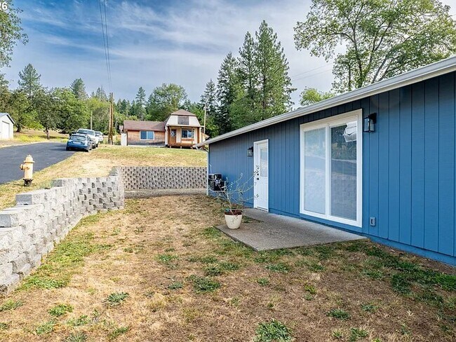 Building Photo - 535 Oak Terrace
