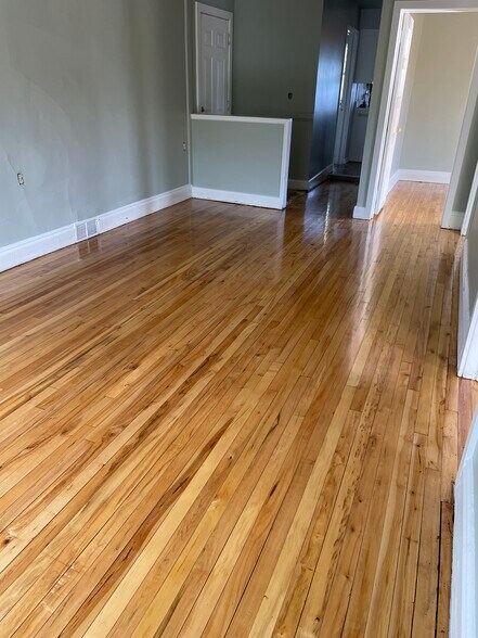 Building Photo - 204 E 4th St