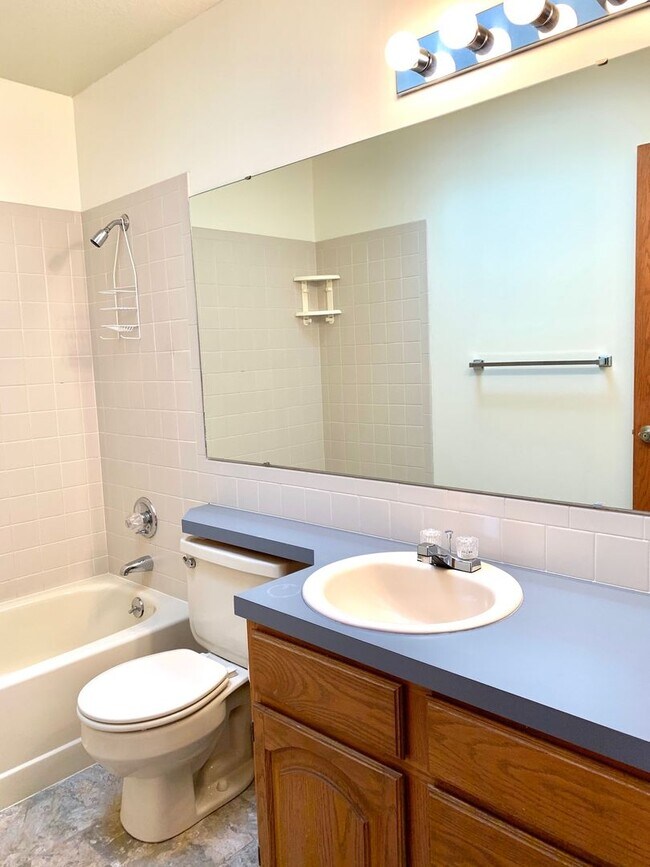 Building Photo - Beautiful & Spacious 4 Bedroom 2.5 Bath Home with 2 Car Attached Garage on Large Lot in South For...