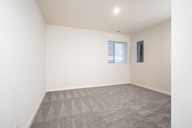 Building Photo - Beautifully Built 4 Bed Duplex!