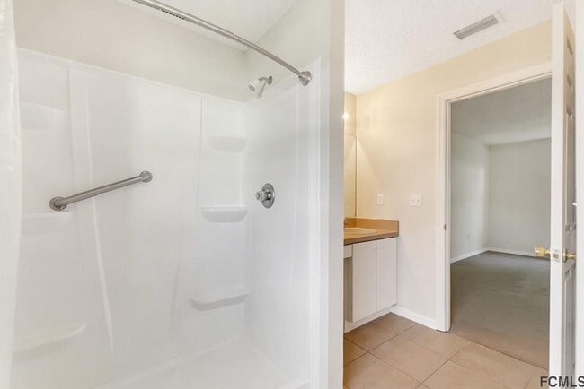 Building Photo - 3 Bedroom 2 Bath Single Family Home on a Cul-de-sac