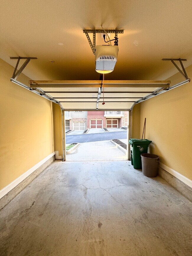 Building Photo - Modern 1-Bed Townhome Near Perimeter Mall — Gated, Bright, and Convenient!