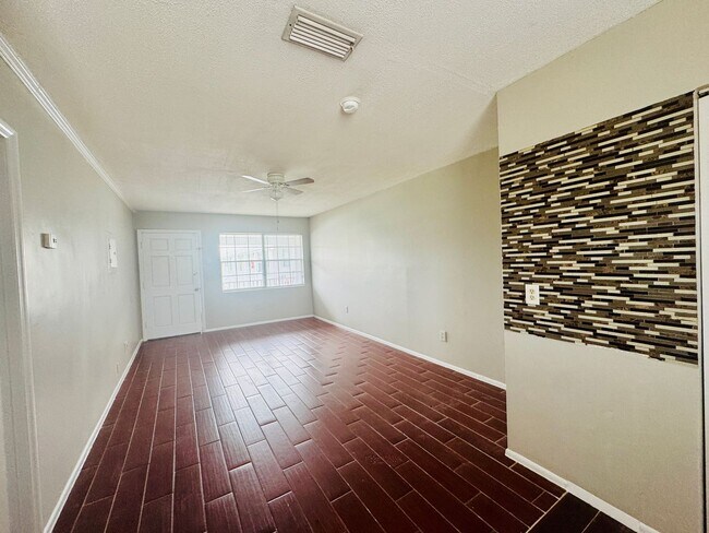 Building Photo - 1 Bed/1 Bath Second Floor Condo in recently renovated apartment community!