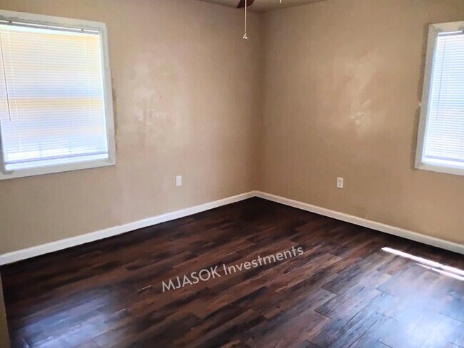 Building Photo - Remodeled 3 Bed / 1.5 Bath with Large Fenced Yard in Lawton