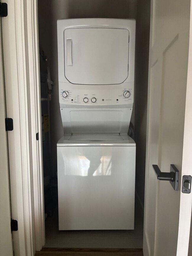 Building Photo - Modern 1 Bedroom, 1 Bath In White City Utilities Included