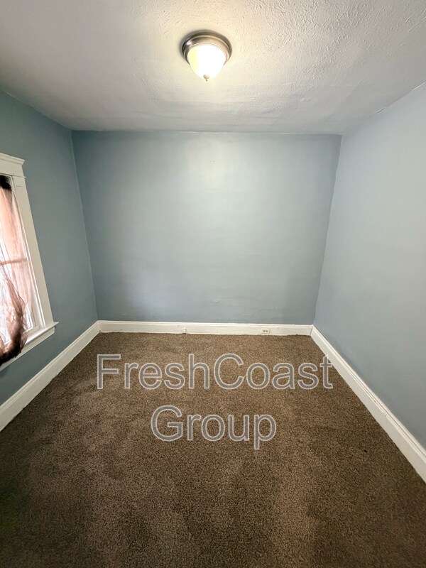 Building Photo - 3053 E 128th St