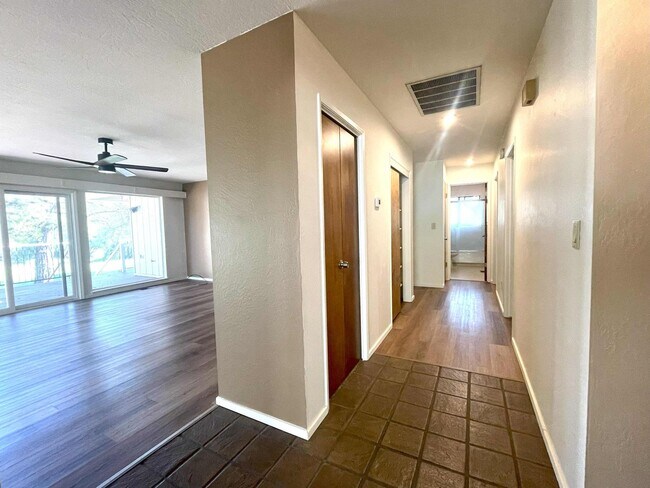 Building Photo - 3/2 plus a large bonus room-Home on golf c...