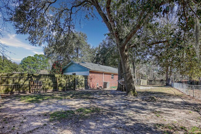 Building Photo - 3 BED | 3 BATH | POOLER | FURNISHED