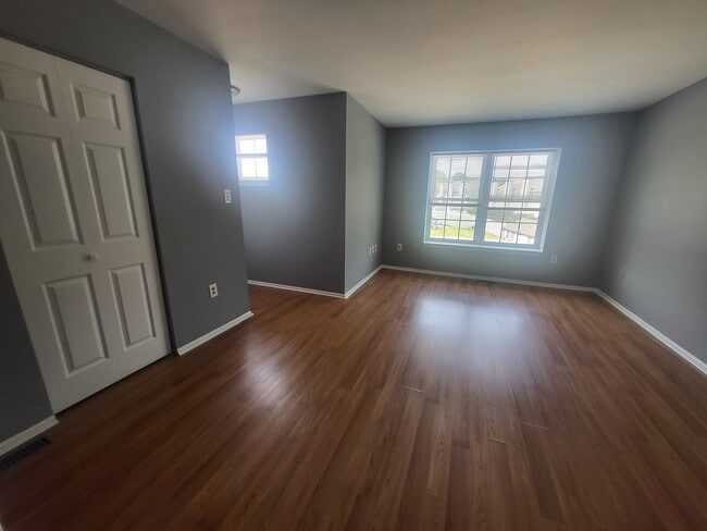 Building Photo - Wellington Woods II - 3BR/2.5BA End-Unit T...
