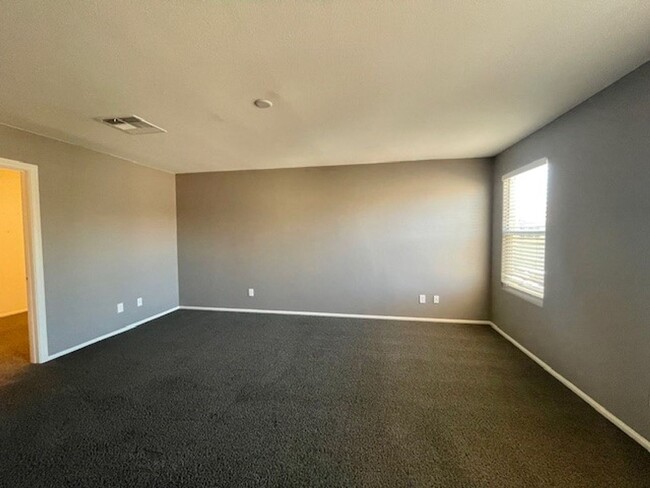 Building Photo - Gorgeous 2 Story Townhome Ready in Gated C...