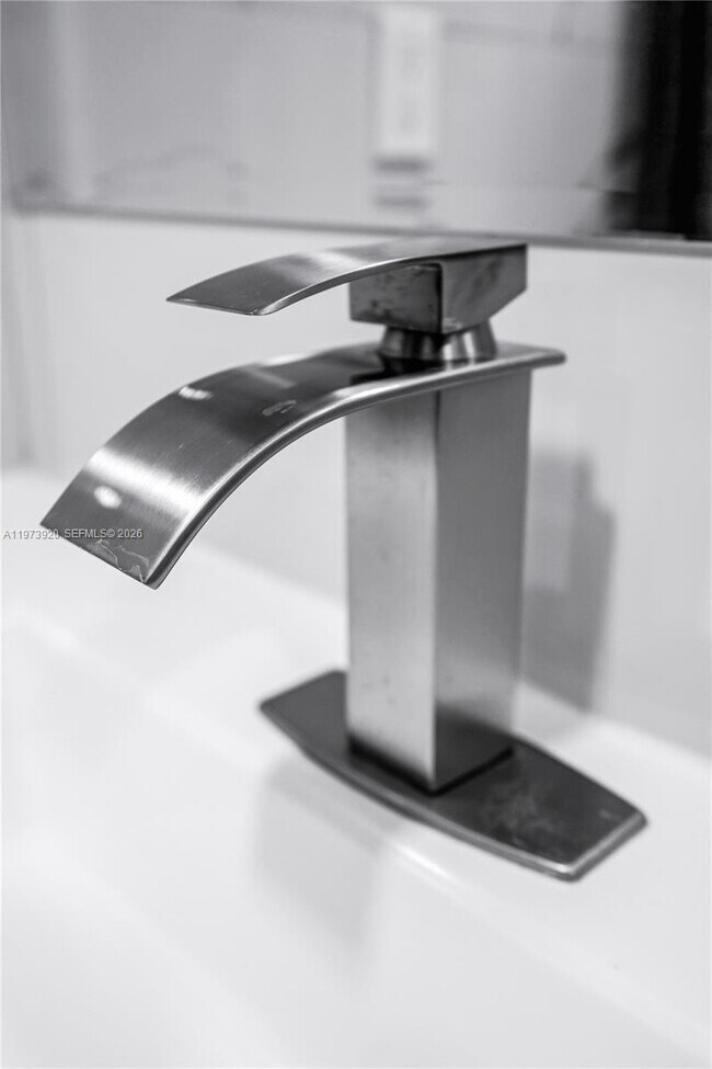 Building Photo - 977 SW 10th St