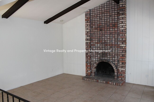 Building Photo - Updated 2 Bedroom Duplex Ready To Go!!!