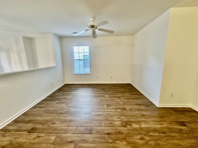 Building Photo - Four Bedroom, End Unit Townhome in the Farm!