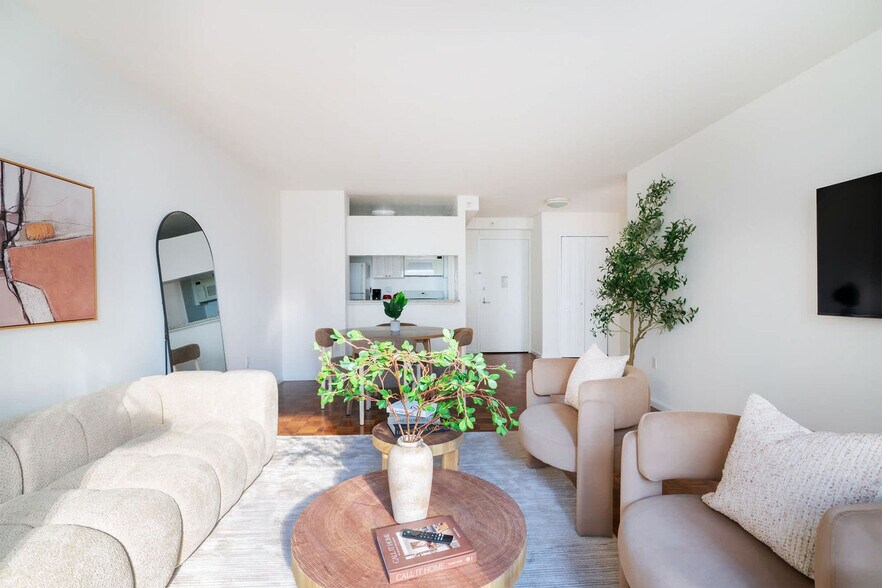 Building Photo - 350 W 43rd St