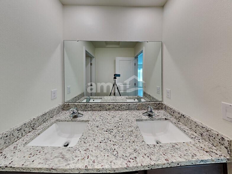 Building Photo - 1311 W 15th Ave