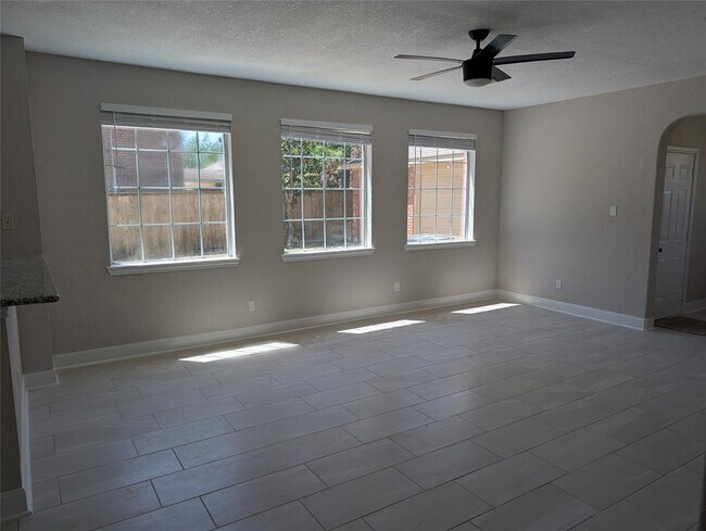 Building Photo - 3323 Scenic Elm St
