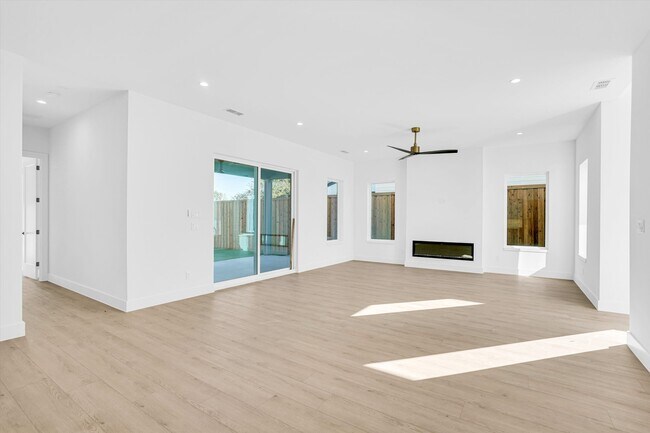 Building Photo - 1707 Nomas St