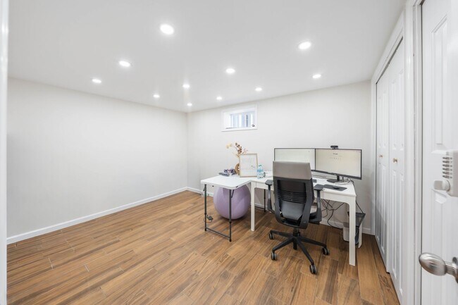 Building Photo - Large 3 Bedroom Apt + Private Office Space