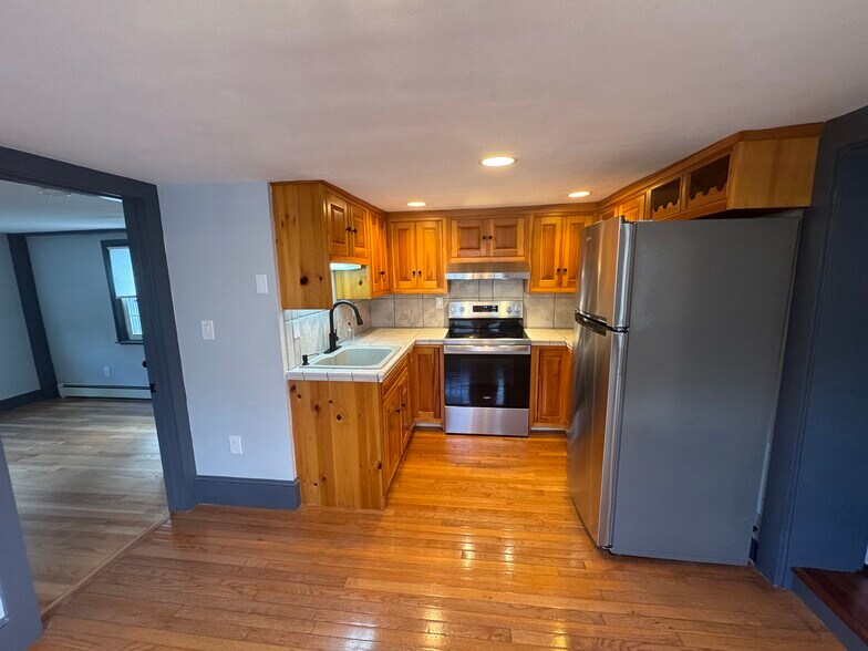 Building Photo - 329 Main St