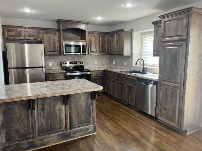 Building Photo - 904 N Cypress Cir
