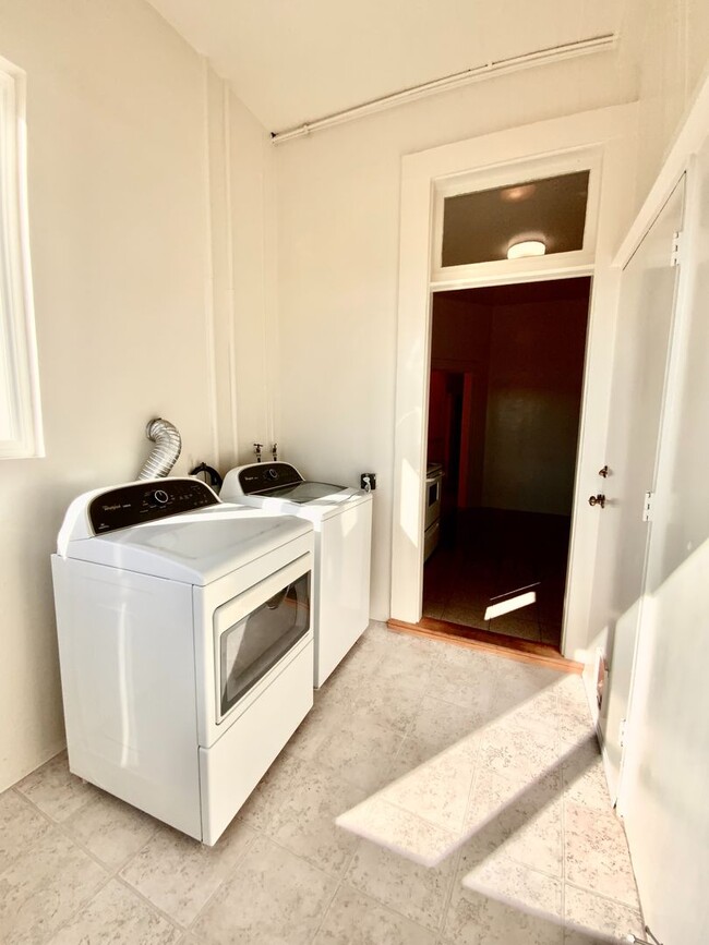 Building Photo - Full Floor Flat. PARKING! IN-UNIT LAUNDRY!...