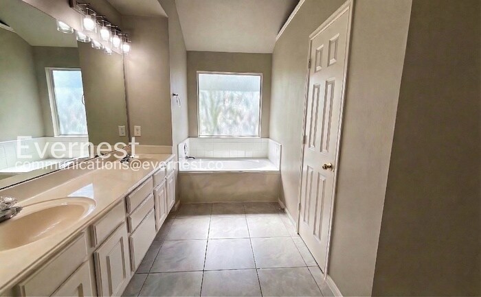 Building Photo - 6411 Sparrows Glen Ln