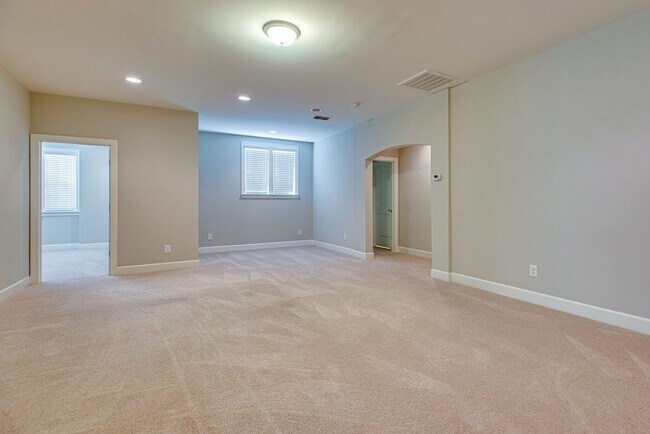 Building Photo - 9810 Glenmore Ln