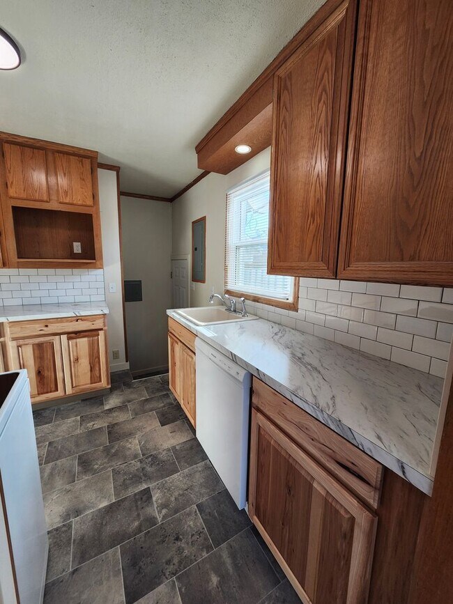 Building Photo - Pet Friendly, Fully Fenced Richland Duplex!