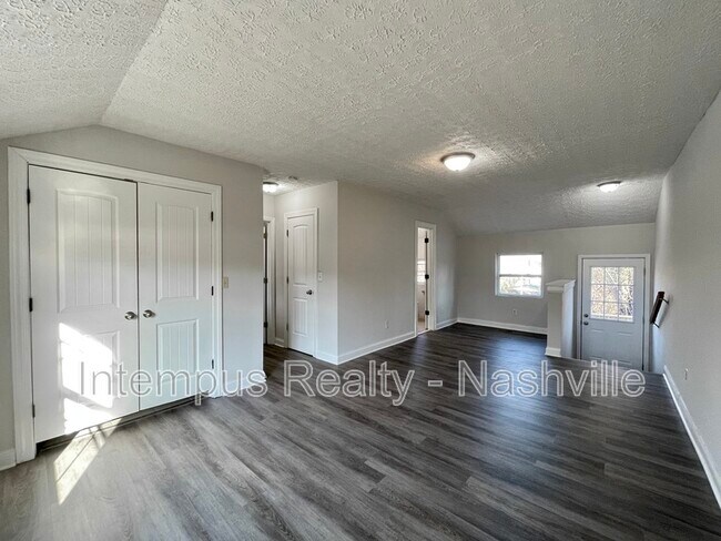 Building Photo - 109 W Trinity Ln