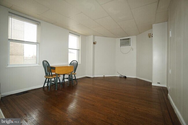 Building Photo - 2550 E Somerset St