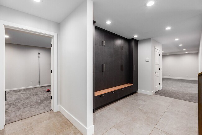 Building Photo - Stunning 5-Bedroom Modern Home with Panora...
