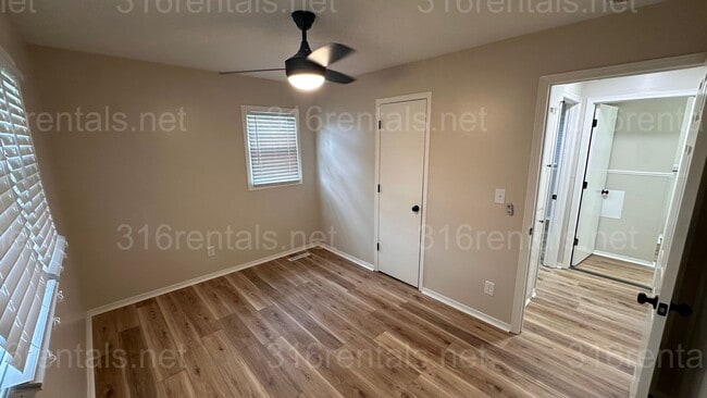 Building Photo - $1300 - 3 bed 1 bath Beautiful single fami...