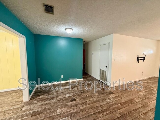 Building Photo - 1116 W Nettleton Ave