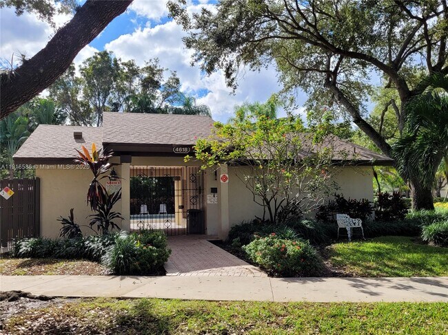 Building Photo - 4543 Carambola Cir S