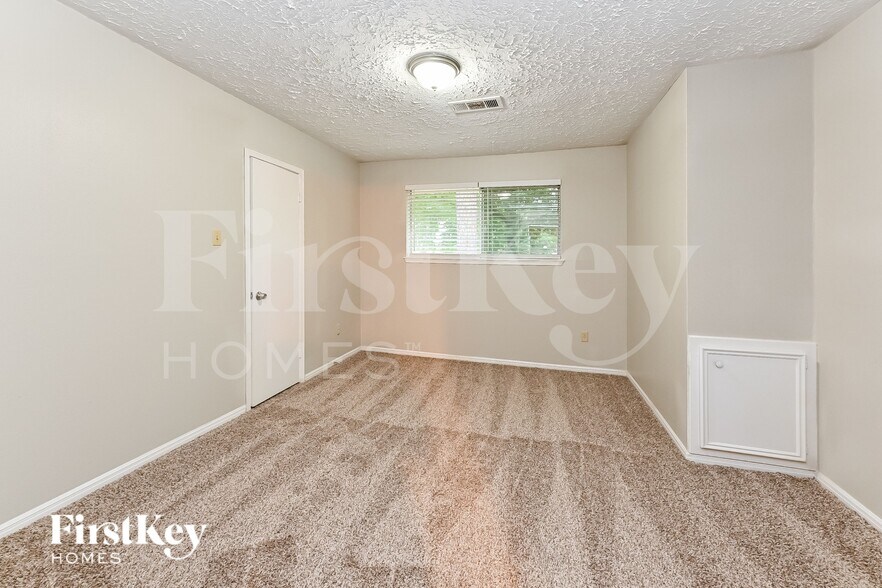 Building Photo - 16911 Memorial Oaks Ln