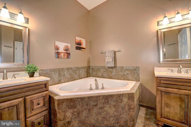 Building Photo - 4951 Brenman Park Dr