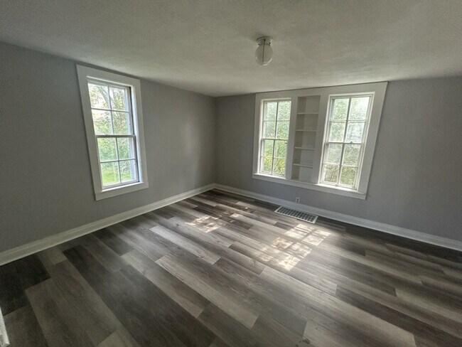 Building Photo - 706 W Lincoln Ave