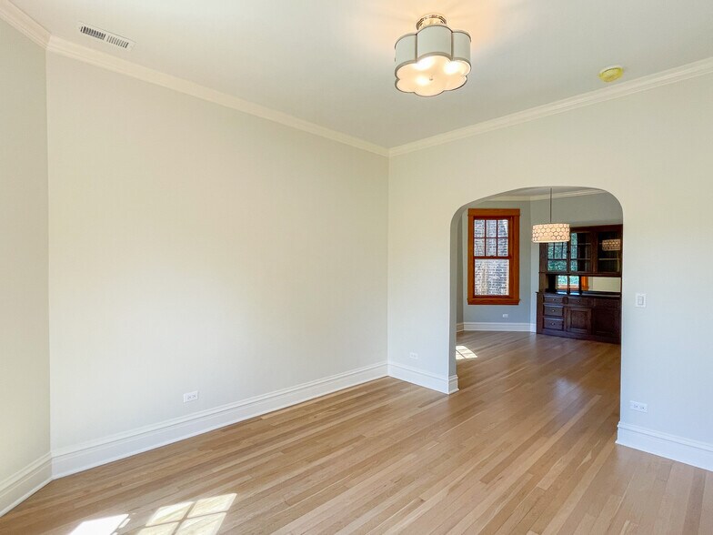 Building Photo - 4202 N Winchester Ave
