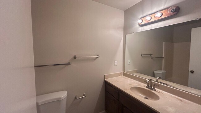 Building Photo - Lakewood Elementary School District