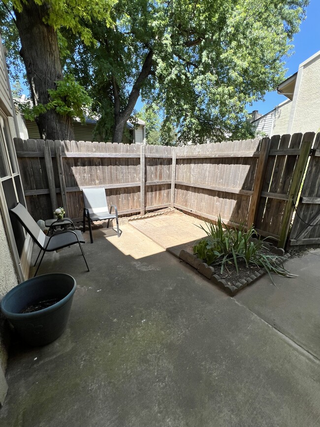 Building Photo - 813 Red Bird Ln