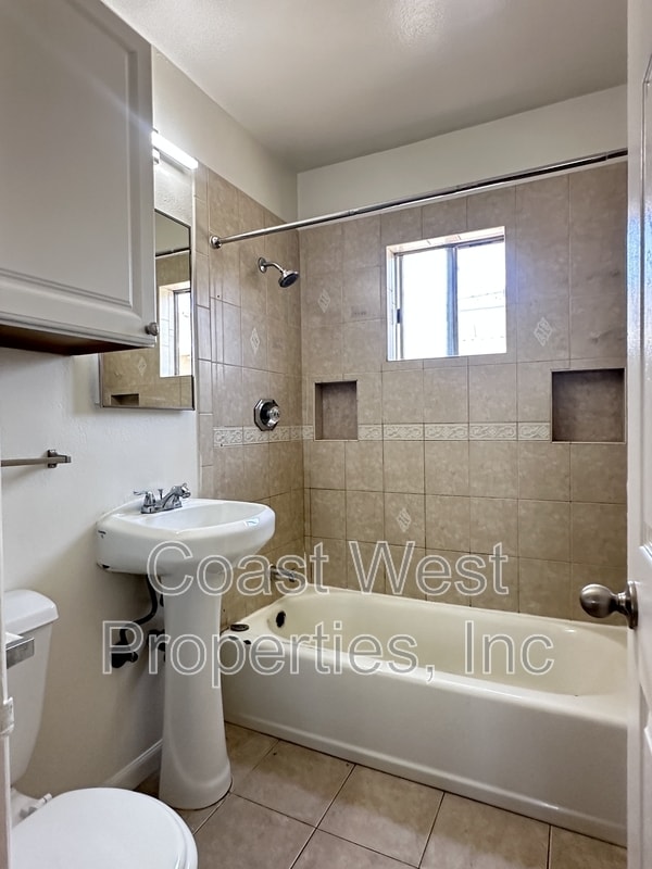 Building Photo - 4262 Ingraham St
