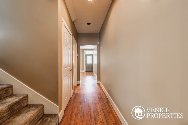 Building Photo - 1984-1986 Summit St