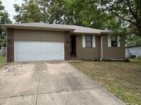Building Photo - 3 Bedroom! 2 Baths! 2 Car Garage! Kickapo...
